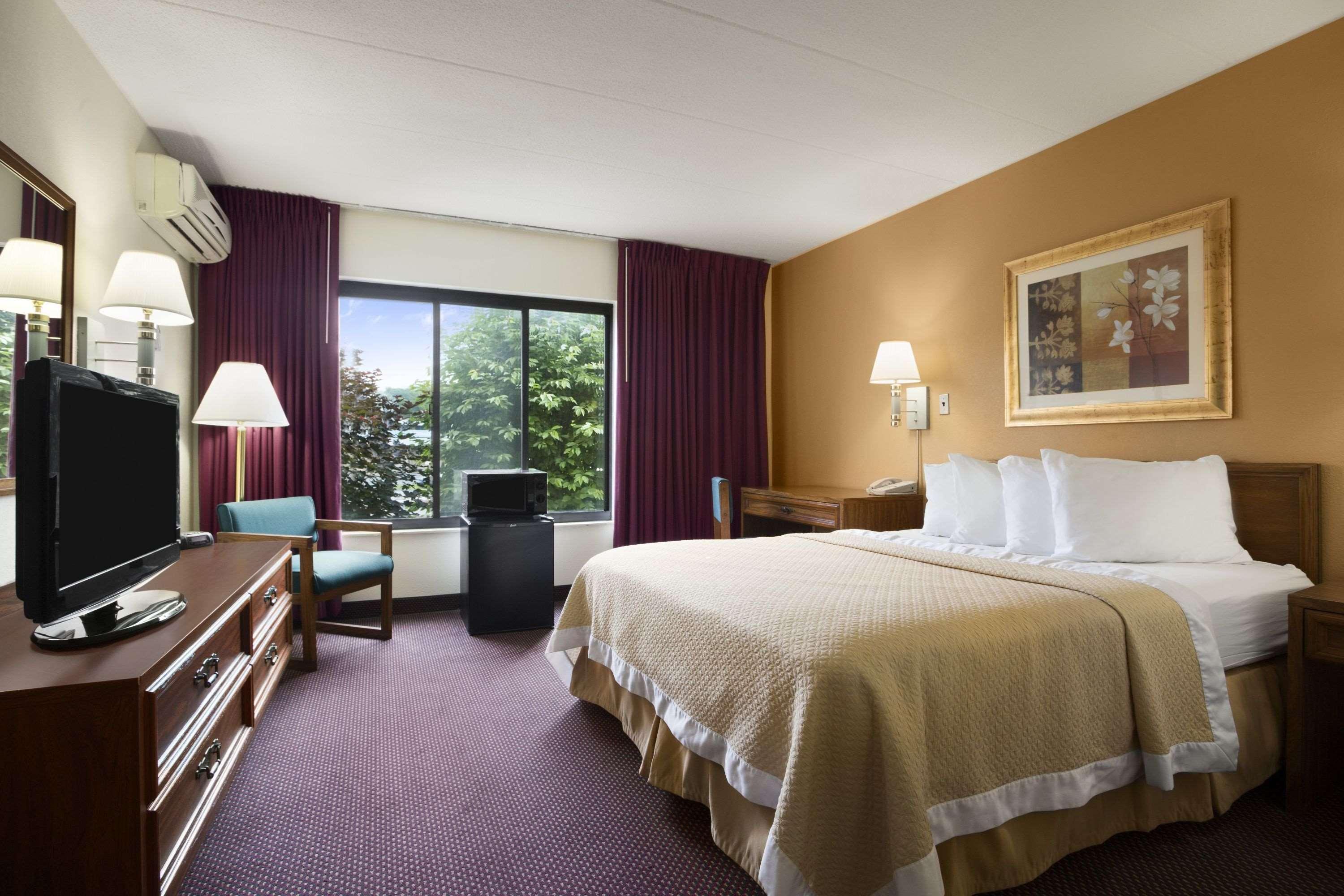 Ramadaby Wyndham Pittsburgh-New Stanton Hotel Exterior foto