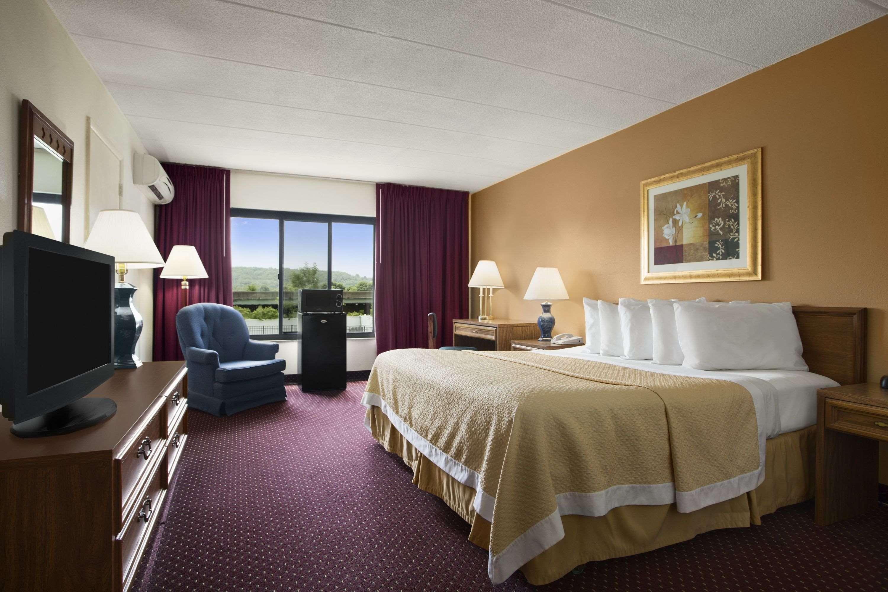 Ramadaby Wyndham Pittsburgh-New Stanton Hotel Exterior foto