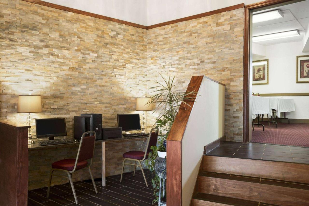 Ramadaby Wyndham Pittsburgh-New Stanton Hotel Exterior foto