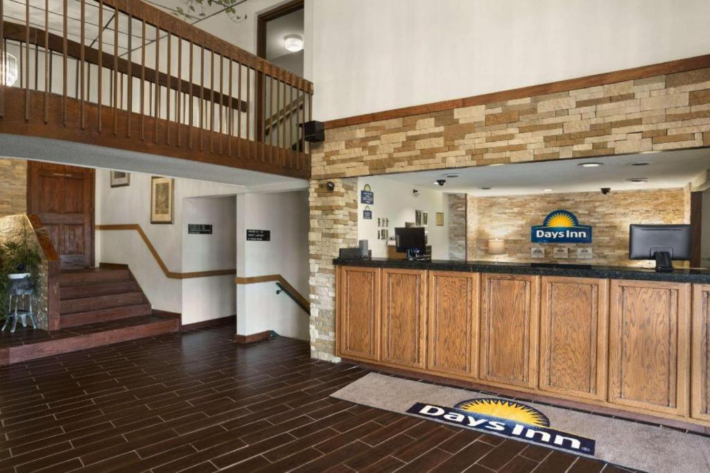 Ramadaby Wyndham Pittsburgh-New Stanton Hotel Exterior foto