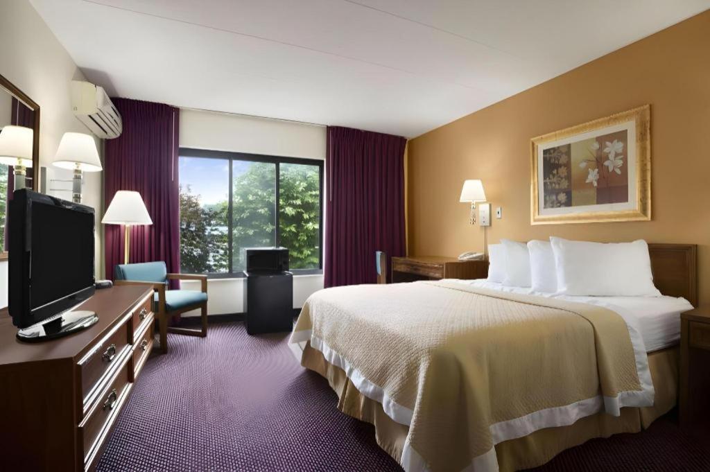 Ramadaby Wyndham Pittsburgh-New Stanton Hotel Exterior foto