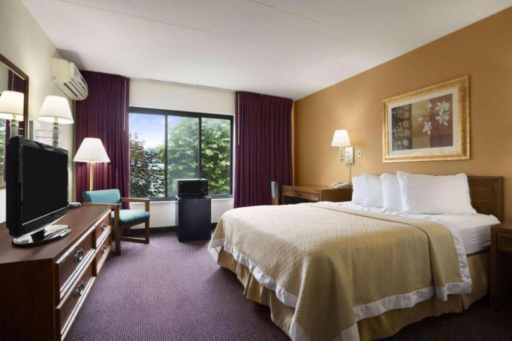Ramadaby Wyndham Pittsburgh-New Stanton Hotel Exterior foto