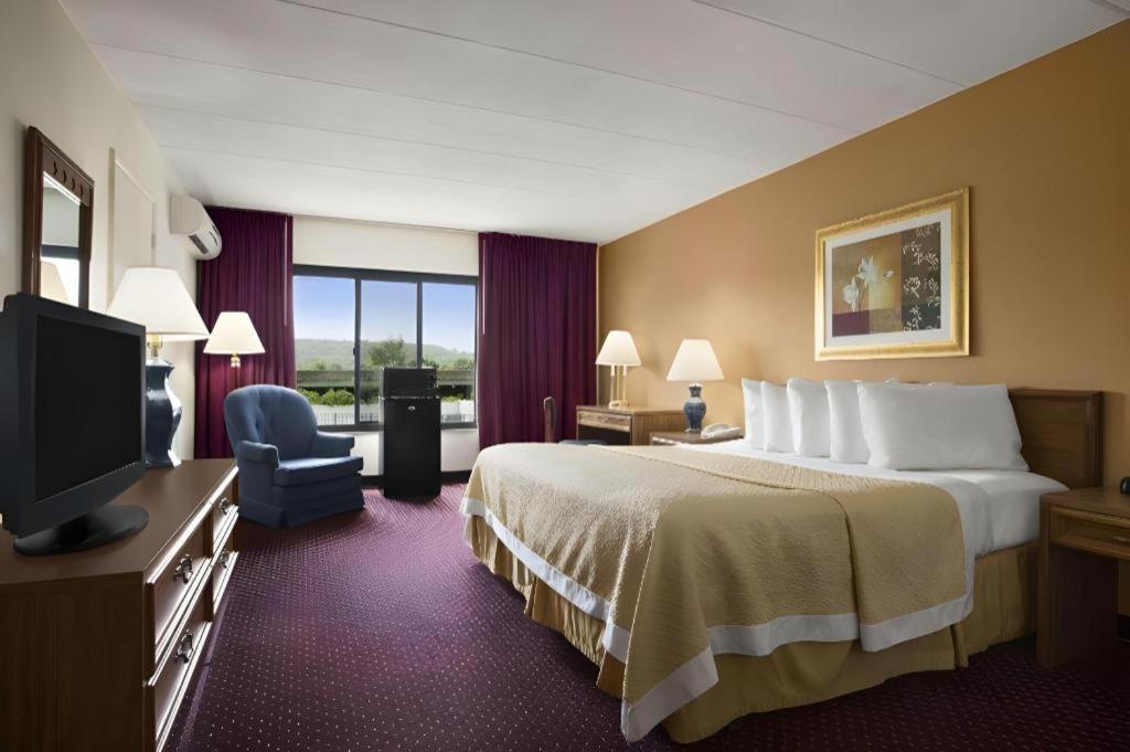 Ramadaby Wyndham Pittsburgh-New Stanton Hotel Exterior foto