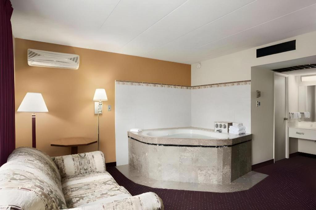Ramadaby Wyndham Pittsburgh-New Stanton Hotel Exterior foto
